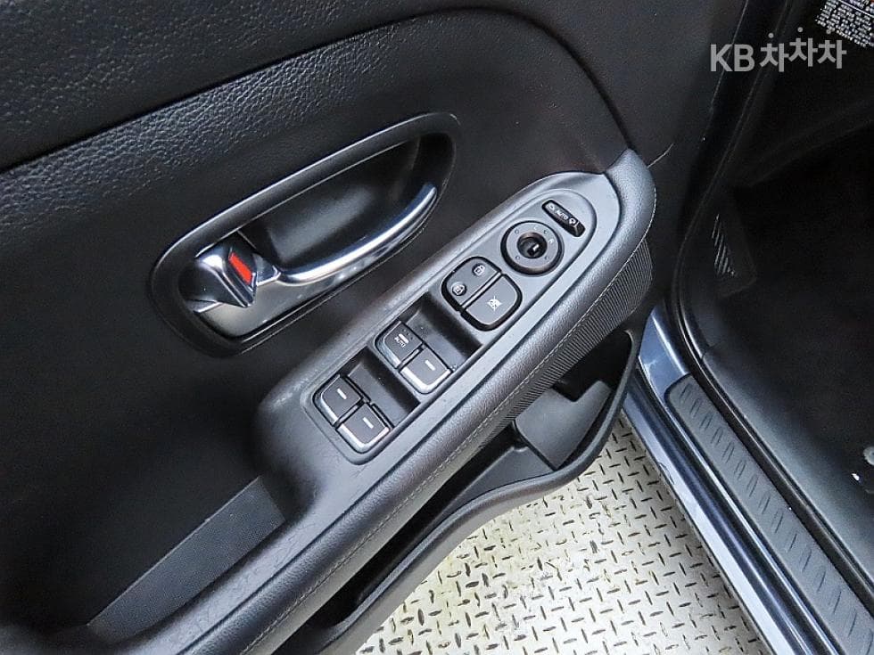 Kia All New Carens2.0 LPi Prestige 7-seater (Limousine) - 13