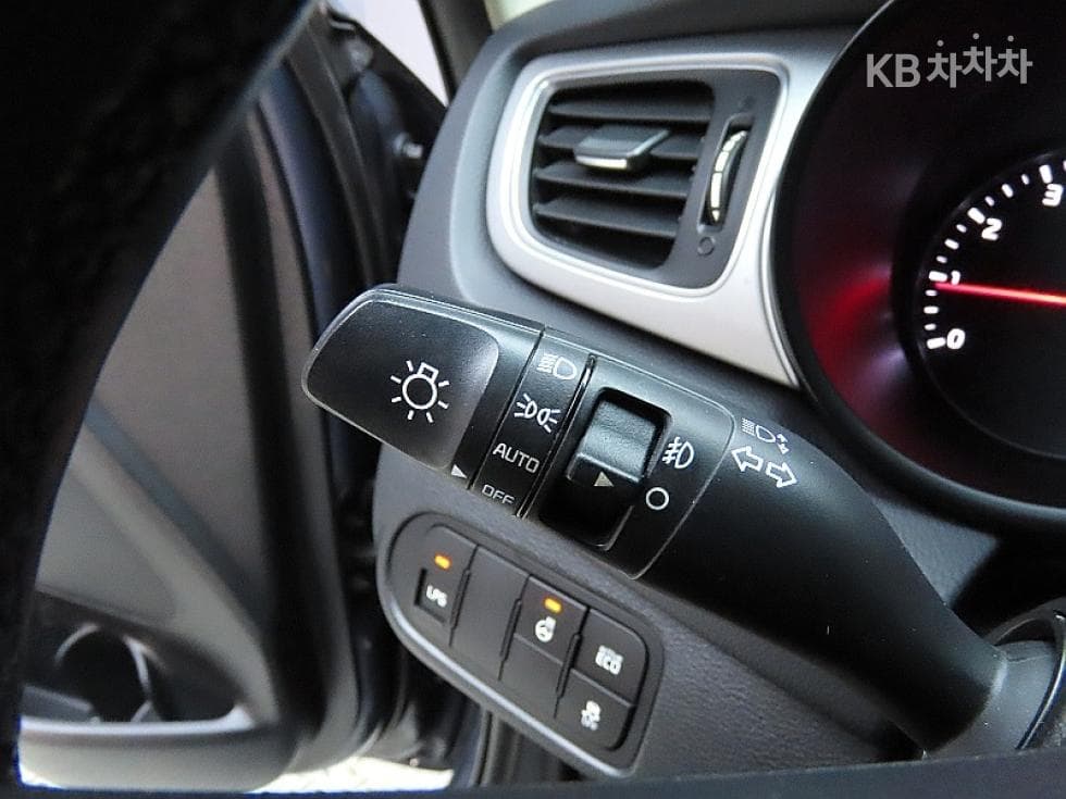 Kia All New Carens2.0 LPi Prestige 7-seater (Limousine) - 14