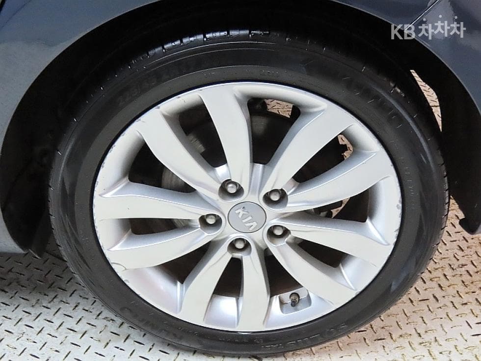 Kia All New Carens2.0 LPi Prestige 7-seater (Limousine) - 20