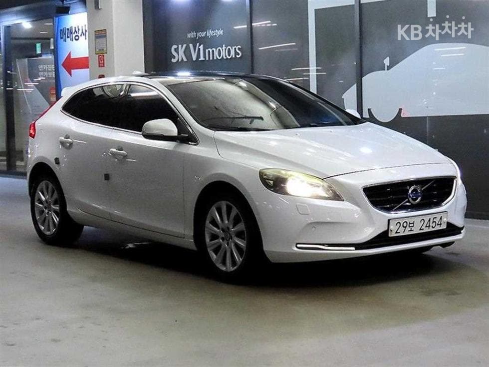 Volvo The New (фейслифт) V40 D3 모멘텀 - Image 1
