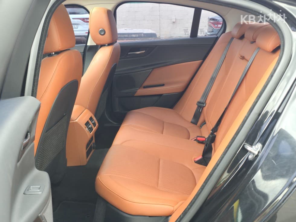 Jaguar XE2.0 Дизел PORTFOLIO - 8