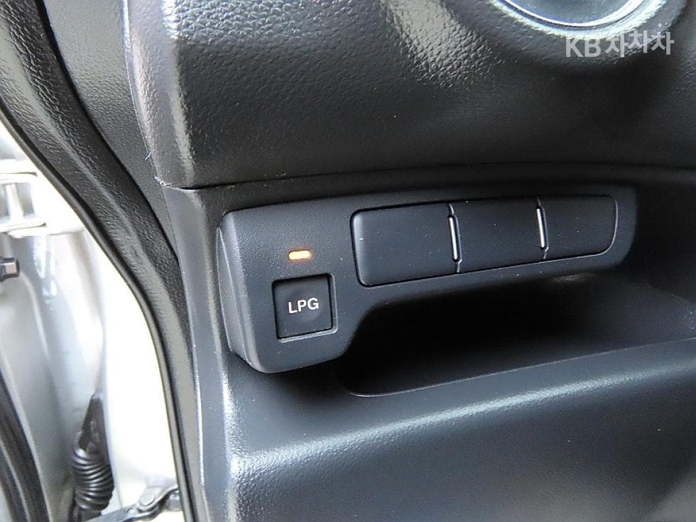 Kia NewCarens2.0 LPI GX Highest-end Type - 12
