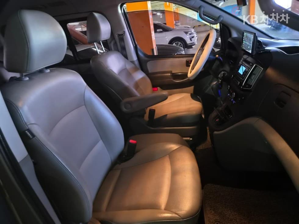 Hyundai The New (facelift) 그랜드 Star렉스어반 9-seater Premium - 17