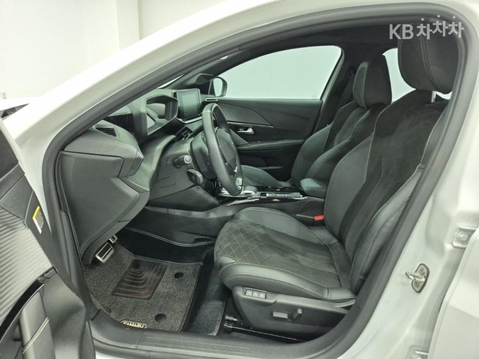 Peugeot e-208GT - 11
