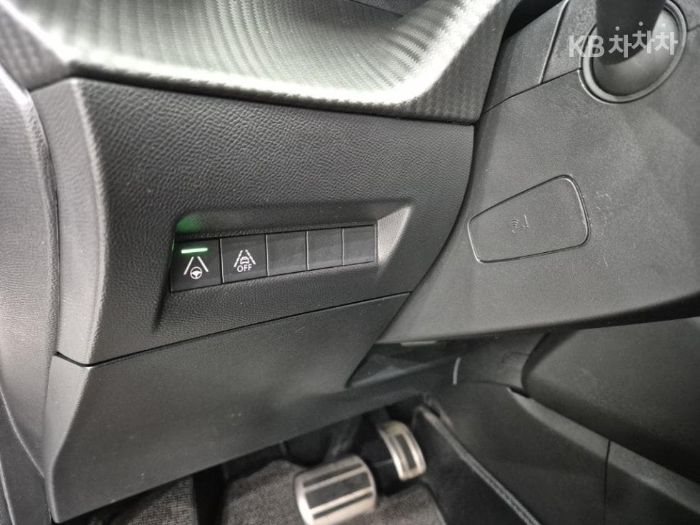 Peugeot e-208GT - 15
