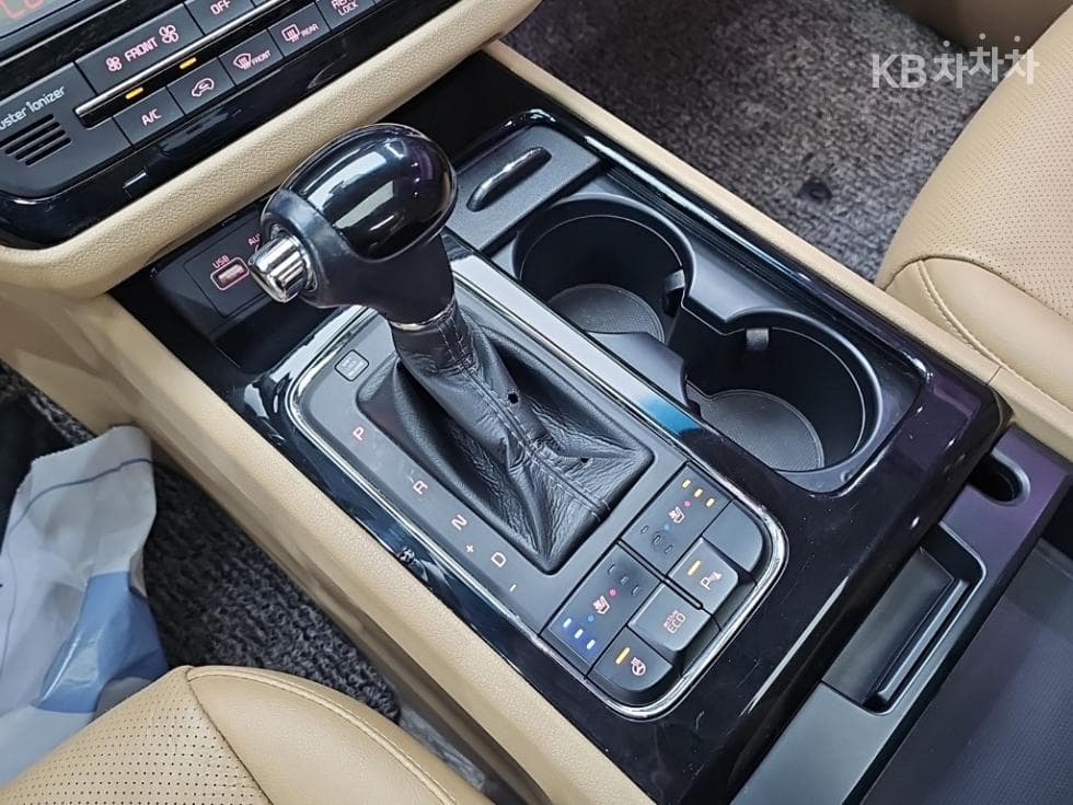 Kia All New Carnival9-seater 2.2 Diesel Prestige - 8