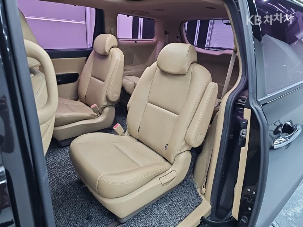 Kia All New Carnival9-seater 2.2 Diesel Prestige - 12