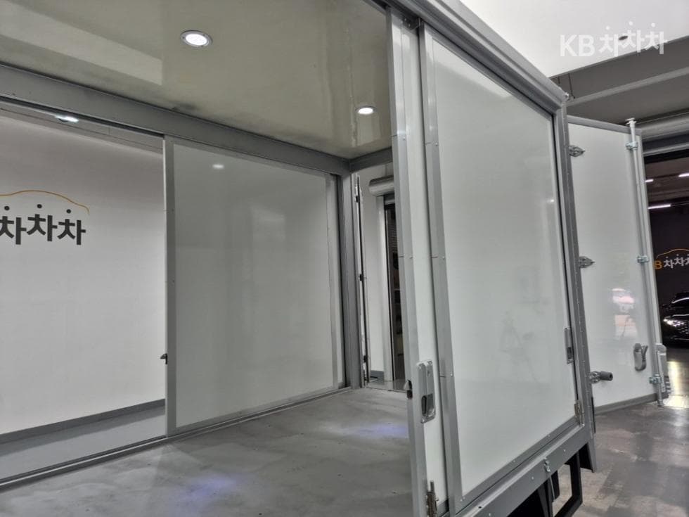 Киа The New (фейслифт) Бонго 3 (лек) EVBox Truck 1 тон Plus형 Королевска кабина Удължено междуосие Стандартен - 18