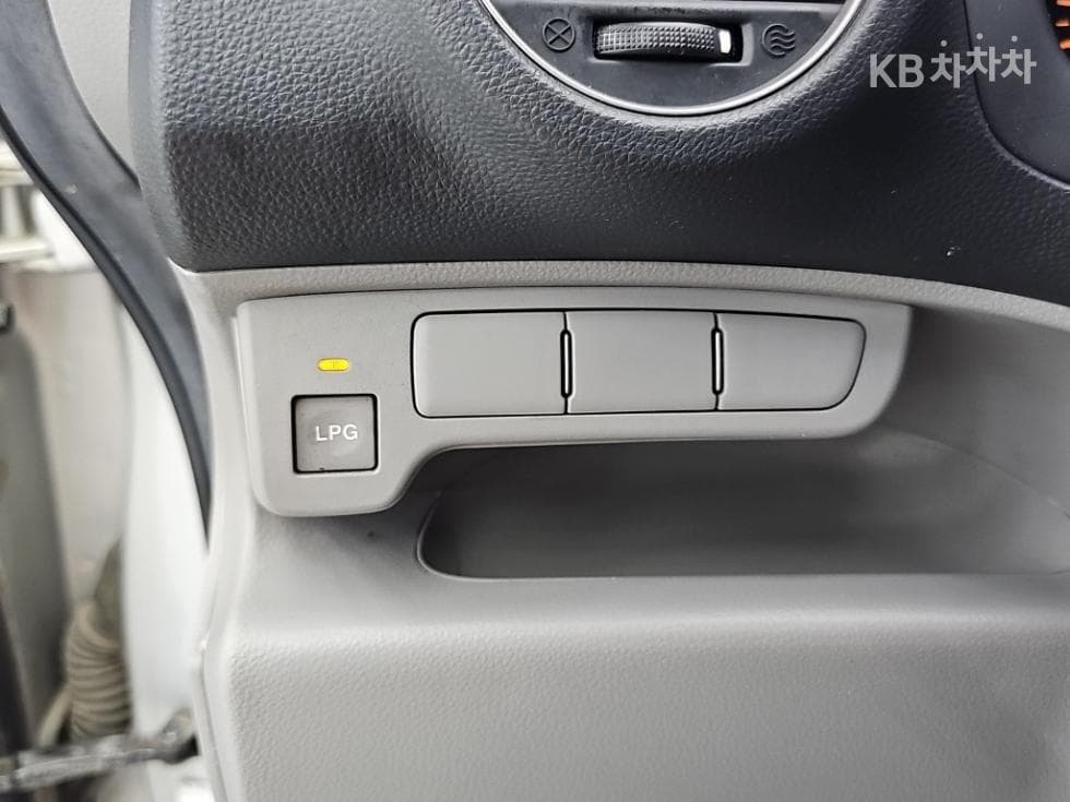 Kia NewCarens2.0 LPI GLX Highest-end Type - 17