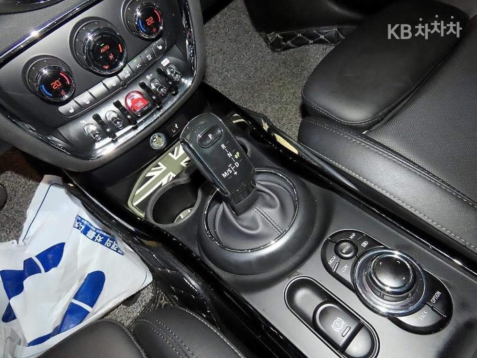 Мини 클럽맨 Второ поколение1.5 Cooper Classic Стандартен - 12