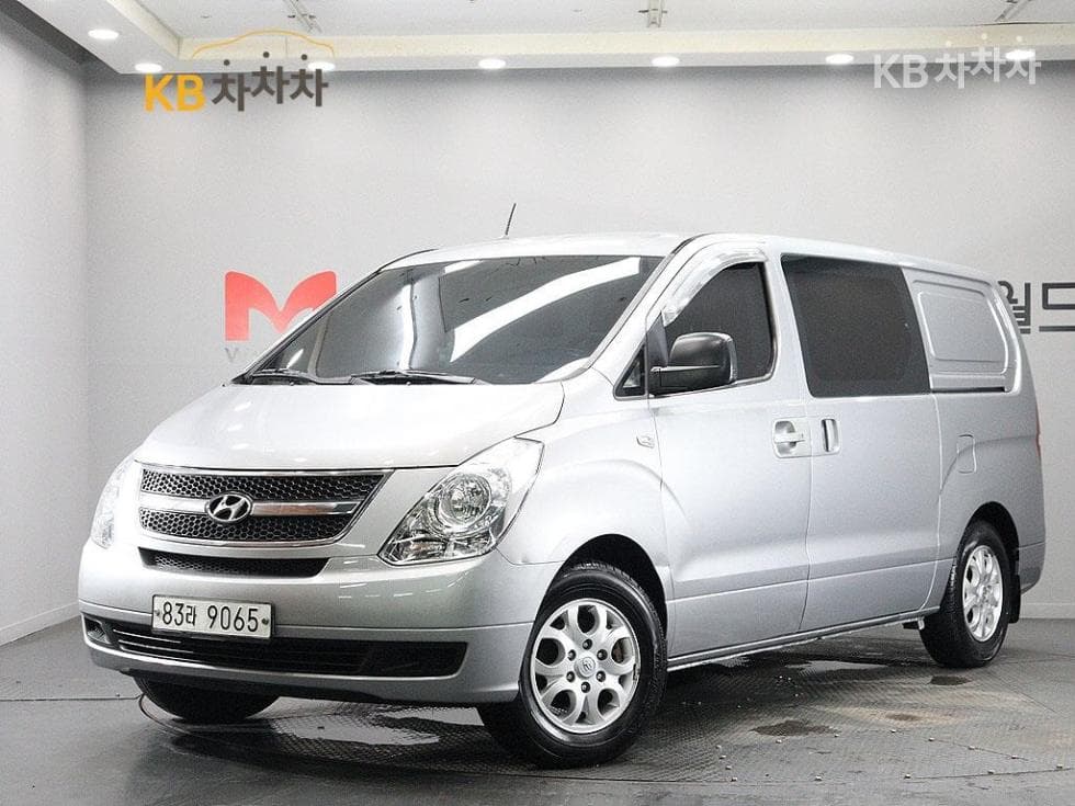 Hyundai Grand Starex 5-seater Van CVX Deluxe - Image 1