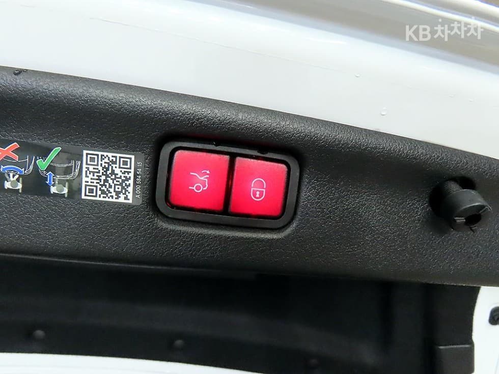 Mercedes-Benz C-Клас 6세대(W206)C200 AMG Line - 17