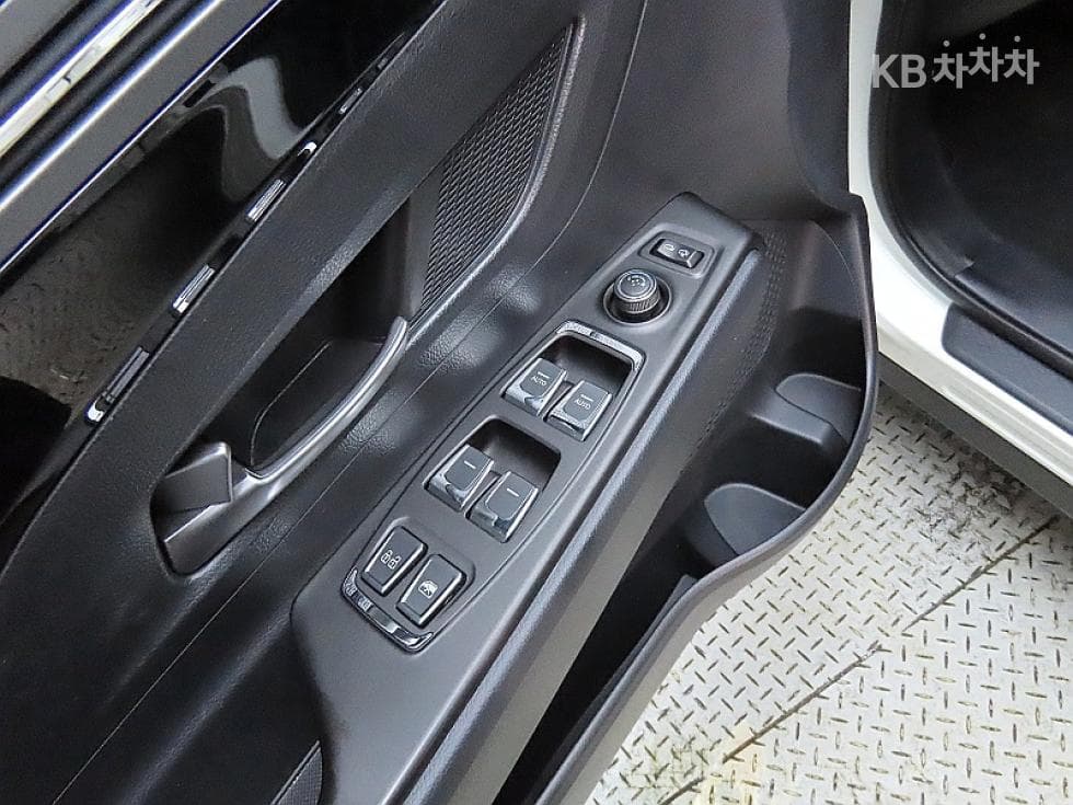 KG Mobility 뷰티플 코란도1.5 GDi Turbo 2WD R-PLUS - 13