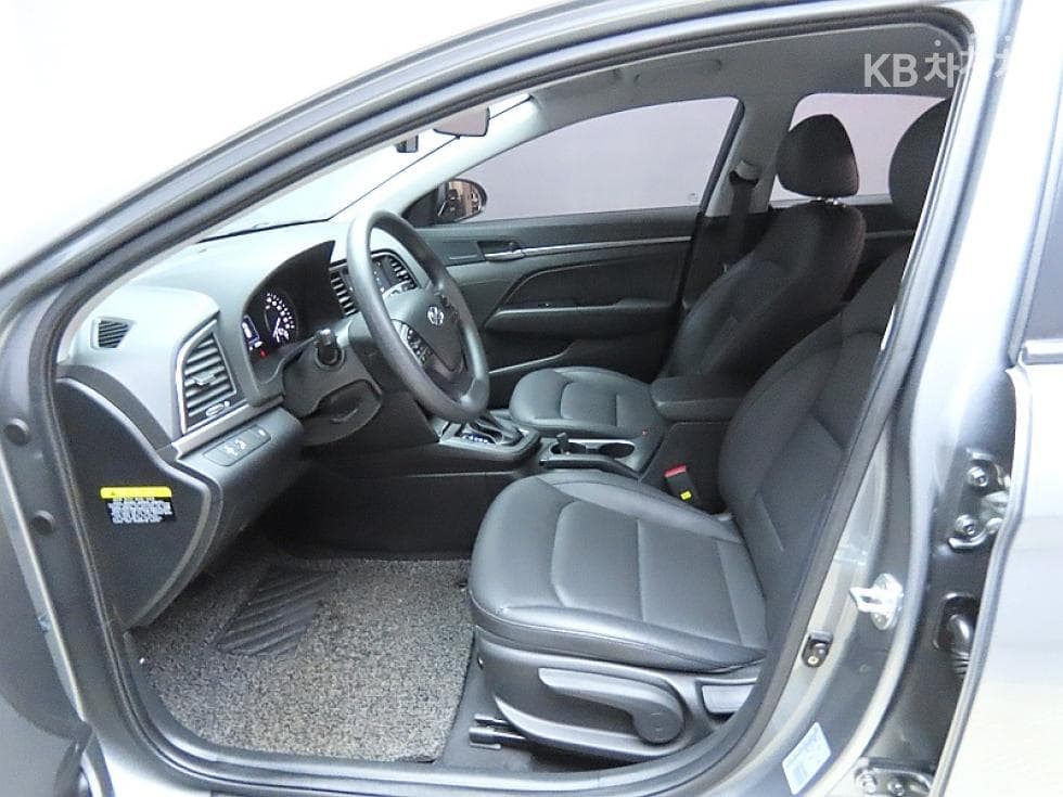 Hyundai Avante (Elantra)AD1.6 GDi Value Plus - 10