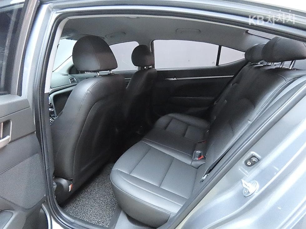 Hyundai Avante (Elantra)AD1.6 GDi Value Plus - 11
