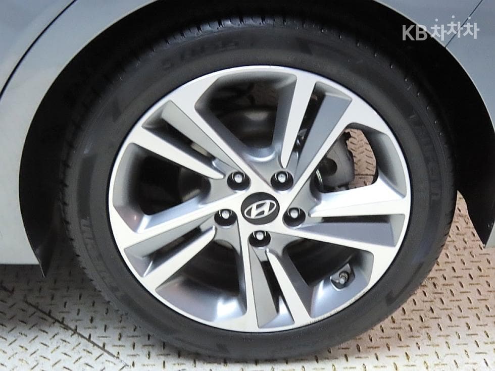 Hyundai Avante (Elantra)AD1.6 GDi Value Plus - 20