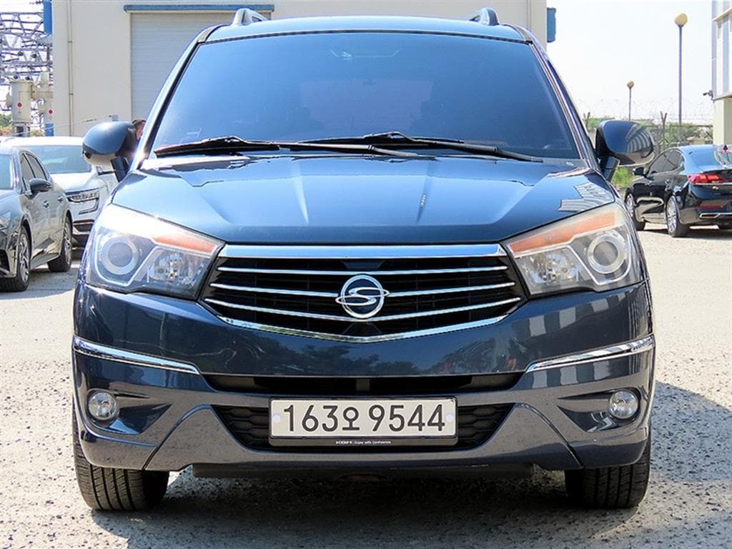 КейДжи Мобилити 코란도 투리스모 9-местен 4x4 아웃도어 에디션 - Image 1