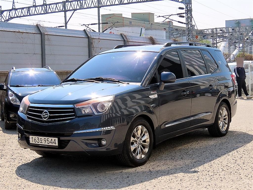 КейДжи Мобилити 코란도 투리스모9-местен 4x4 아웃도어 에디션 - 2