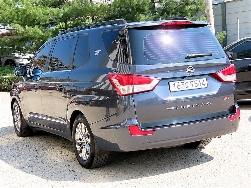 КейДжи Мобилити 코란도 투리스모9-местен 4x4 아웃도어 에디션 - 3