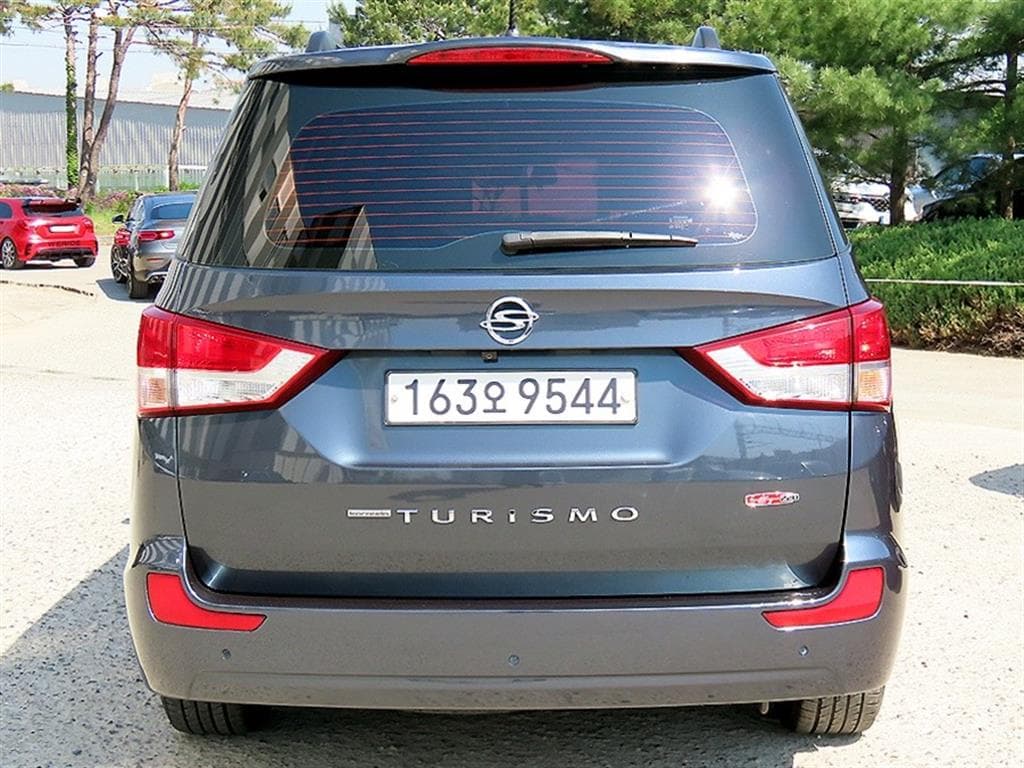КейДжи Мобилити 코란도 투리스모9-местен 4x4 아웃도어 에디션 - 4