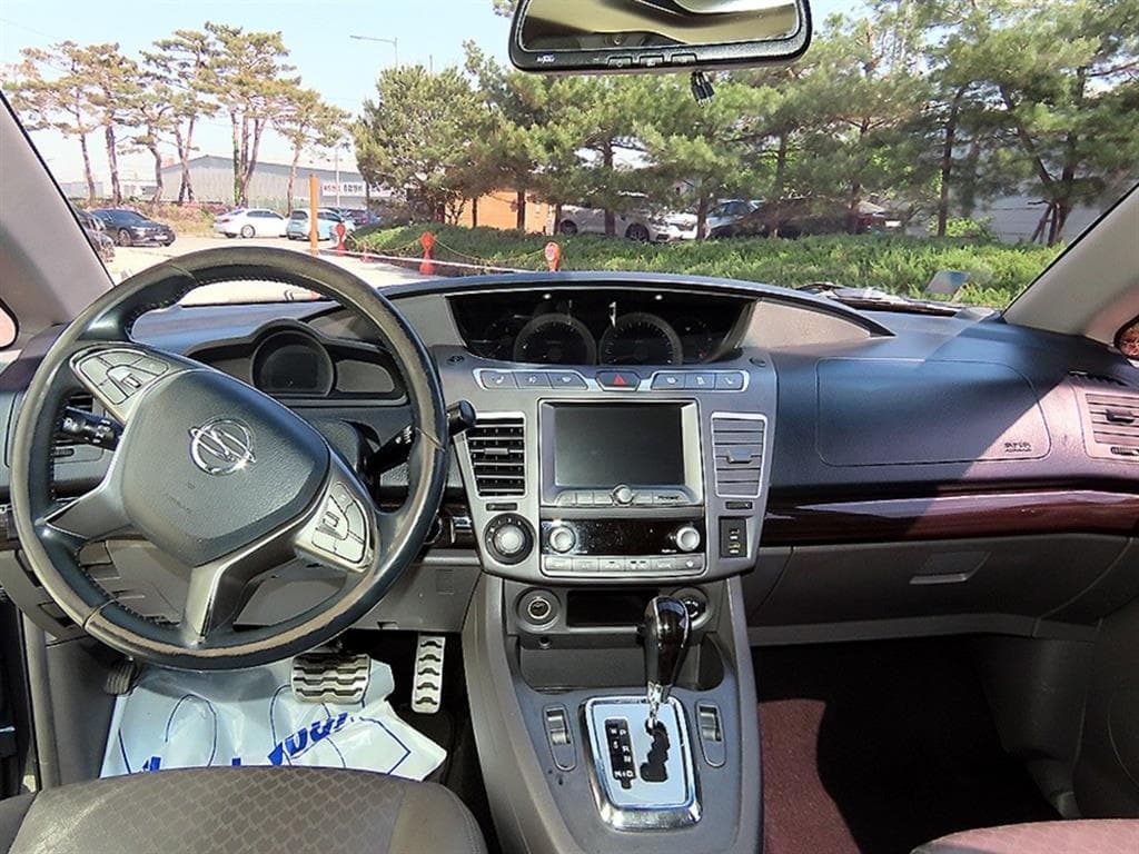КейДжи Мобилити 코란도 투리스모9-местен 4x4 아웃도어 에디션 - 8
