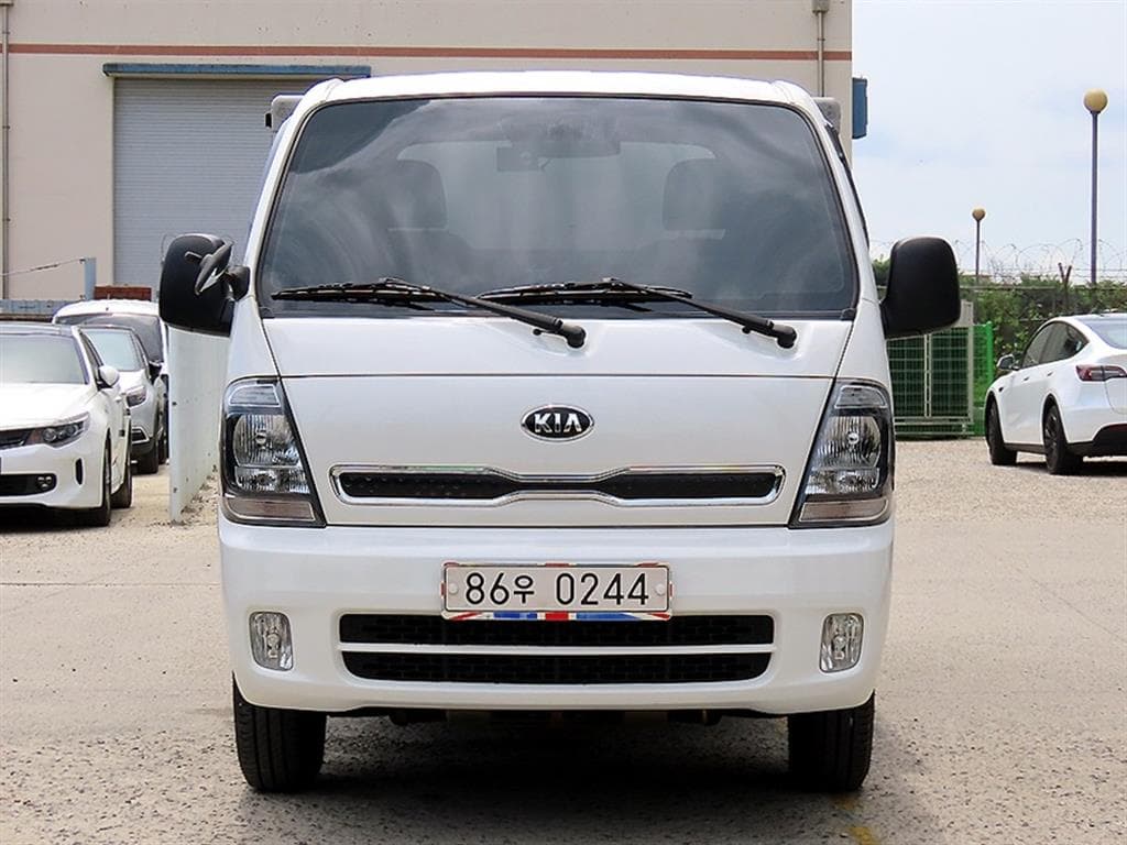 Киа The New (фейслифт) Бонго 3 (лек) Box Truck 1 тон 저상형 Королевска кабина Удължено междуосие LБазов - Image 1