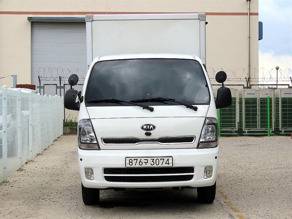 Киа The New (фейслифт) Бонго 3 (лек) Box Truck 1 тон 저상형 Королевска кабина Удължено междуосие LБазов - Image 1