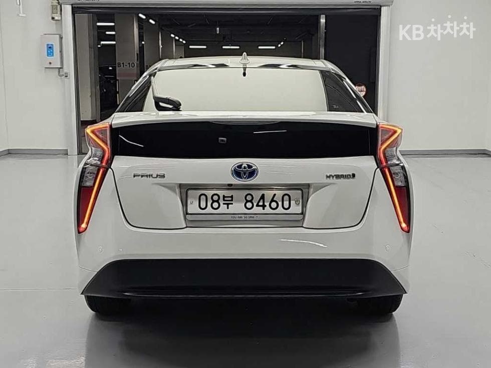 Toyota Prius 4-то поколение1.8 E - - 3