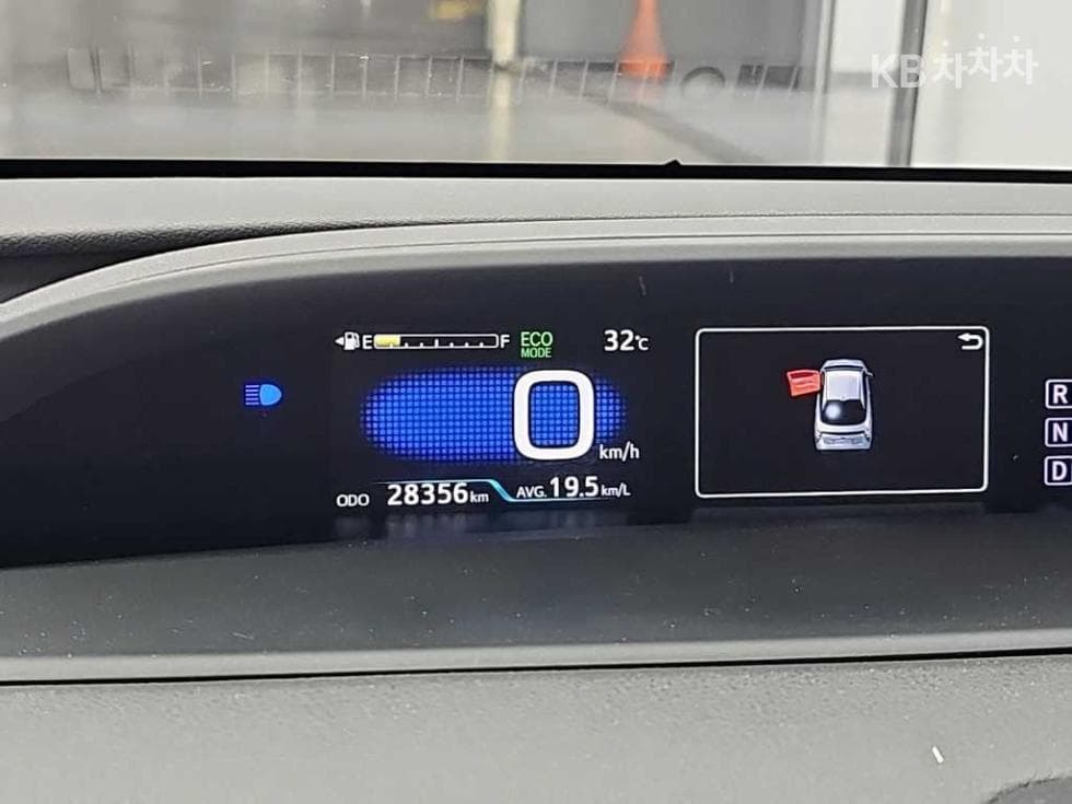 Toyota Prius 4-то поколение1.8 E - - 6