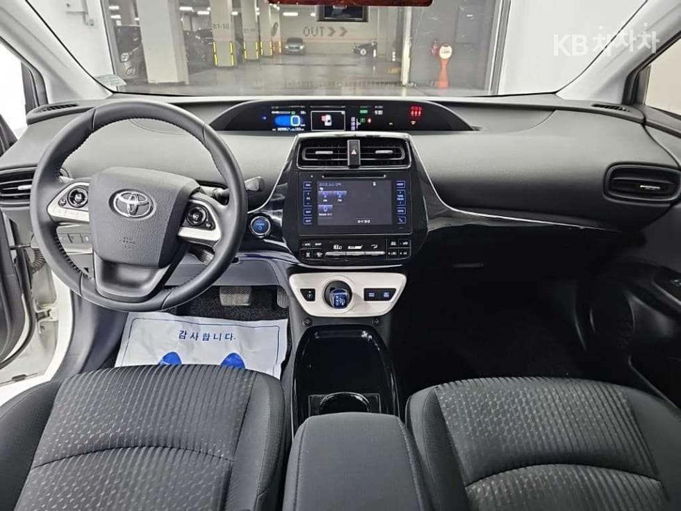 Toyota Prius 4-то поколение1.8 E - - 7