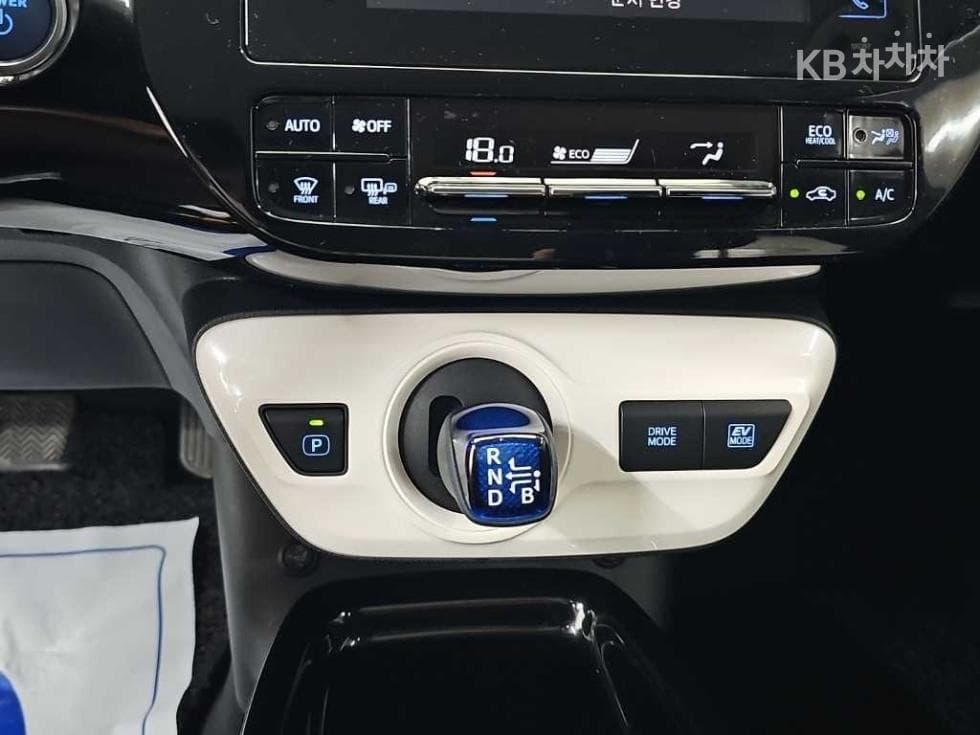Toyota Prius 4-то поколение1.8 E - - 8