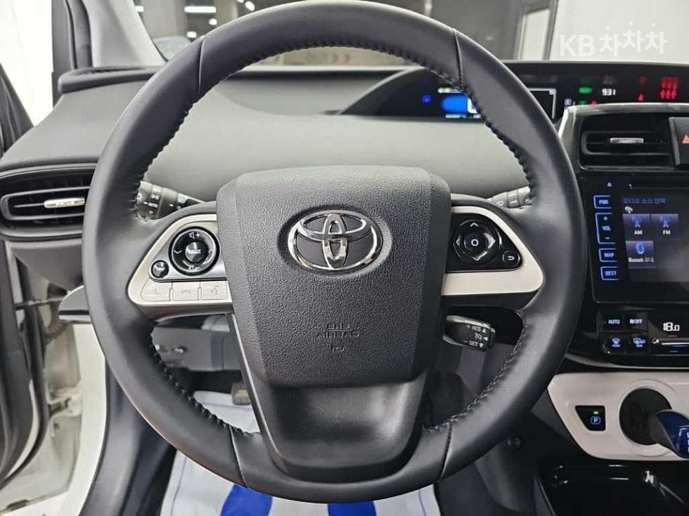 Toyota Prius 4-то поколение1.8 E - - 9
