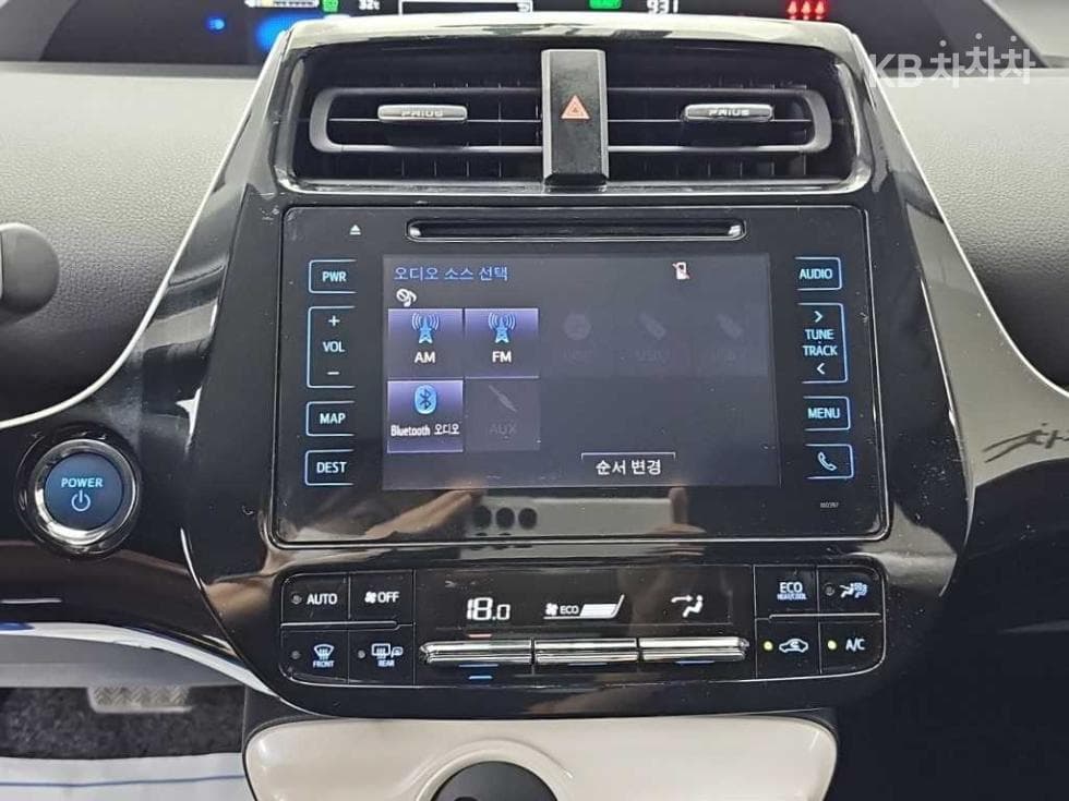 Toyota Prius 4-то поколение1.8 E - - 10