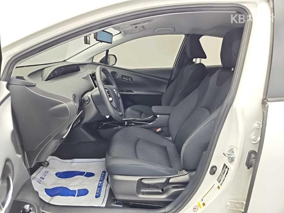 Toyota Prius 4-то поколение1.8 E - - 11