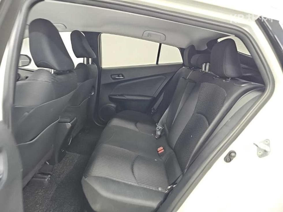 Toyota Prius 4-то поколение1.8 E - - 12