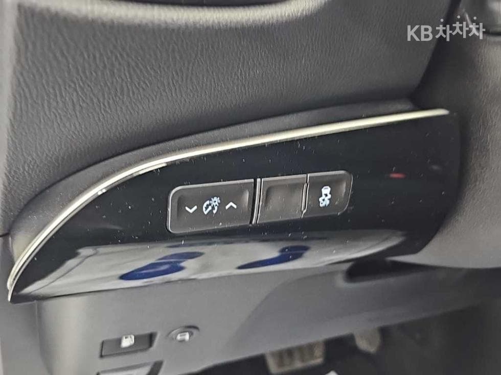 Toyota Prius 4-то поколение1.8 E - - 17