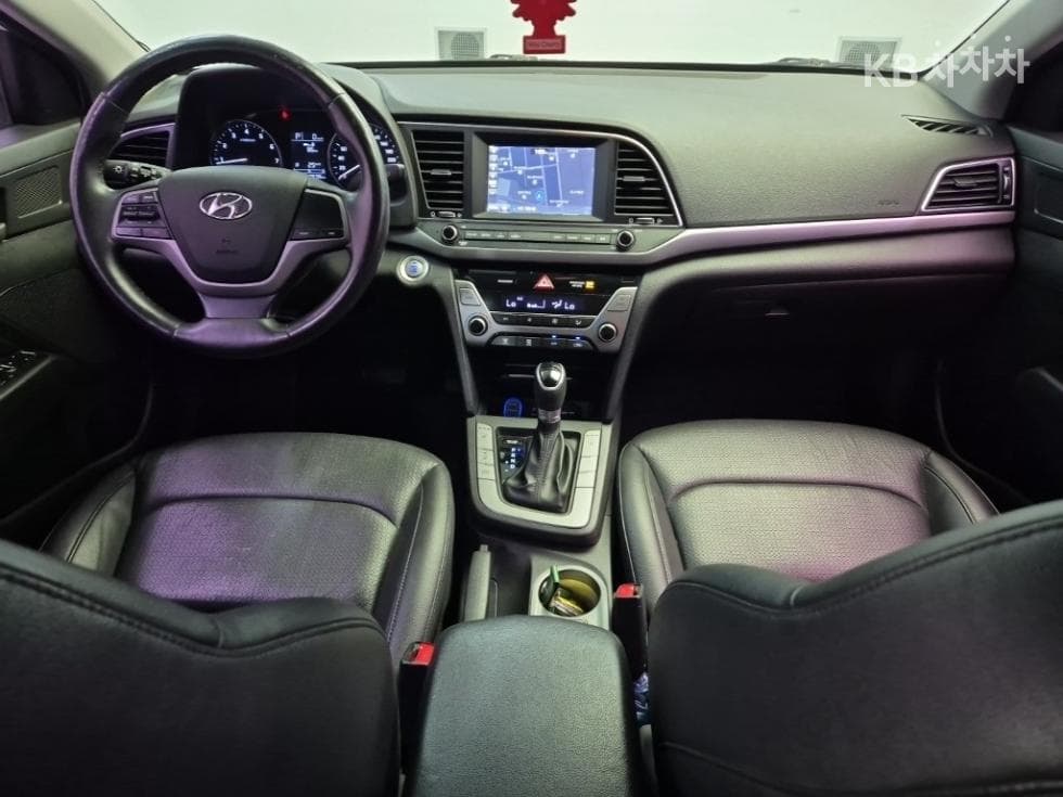 Hyundai Avante (Elantra)AD1.6 GDi Smart Special (special feature/edition) - 7