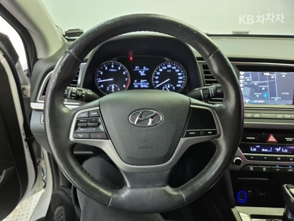 Hyundai Avante (Elantra)AD1.6 GDi Smart Special (special feature/edition) - 9