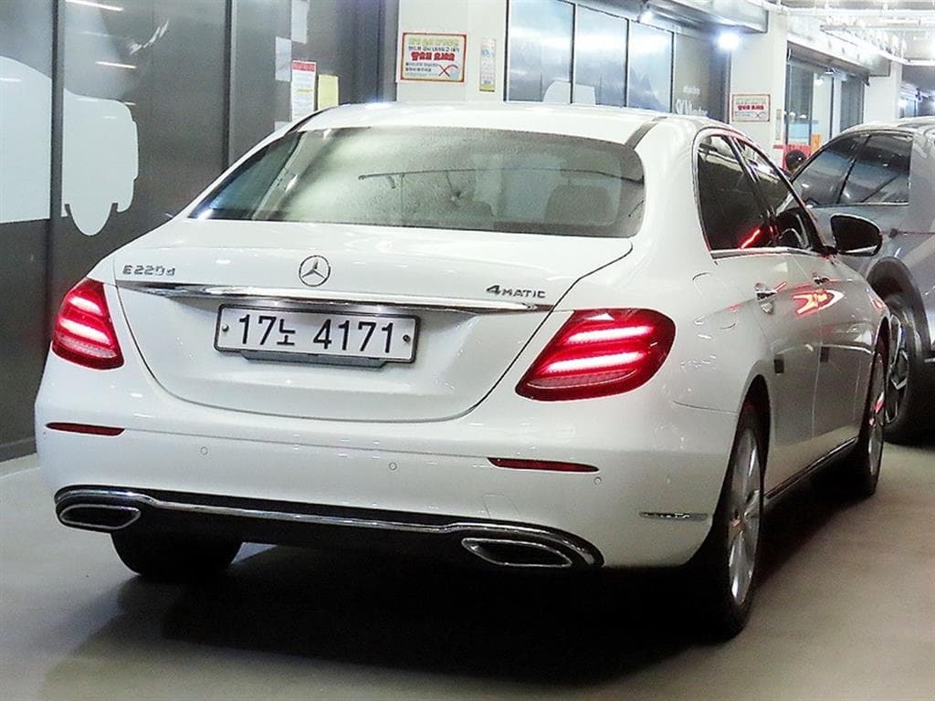 Mercedes-Benz E-Клас (W213)E220d 4MATIC Avantgarde - 4