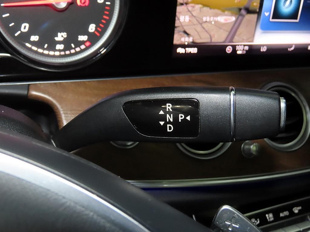 Mercedes-Benz E-Клас (W213)E220d 4MATIC Avantgarde - 12