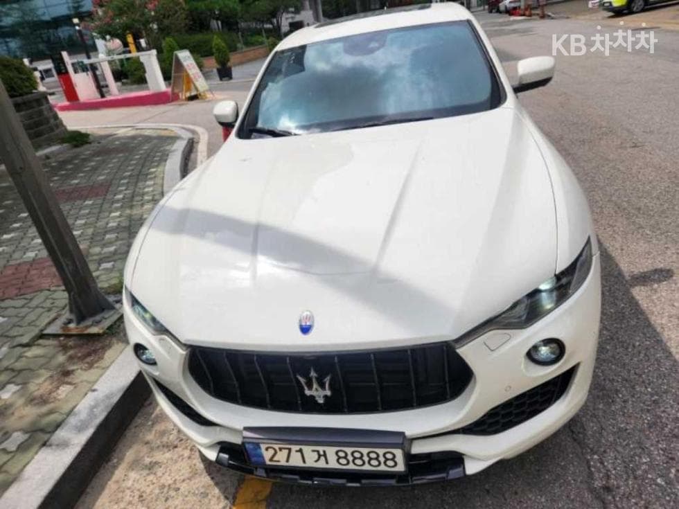 마세라티 르반떼 3.0 AWD Standard - Image 1