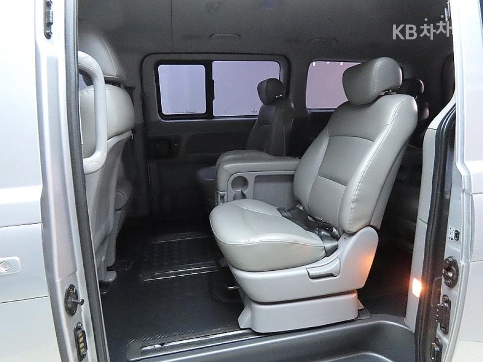 Хюндай Гранд Старекс12-местен Комби CVX Лукс - 11