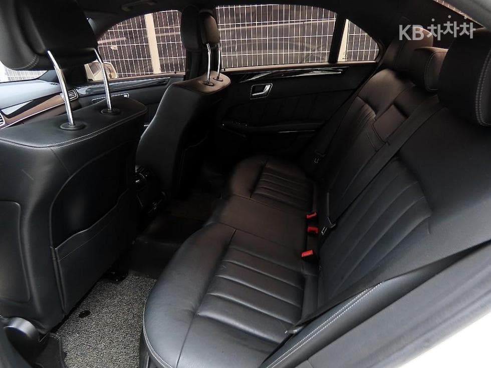 Mercedes-Benz Нов E-КласE250 CDI 블루텍4매틱 블루텍 Авангард W212 - 6