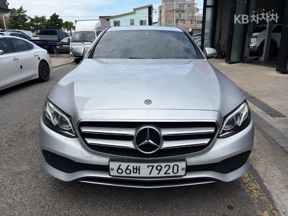 Mercedes-Benz E-Class (W213) E220d Avantgarde - Image 1