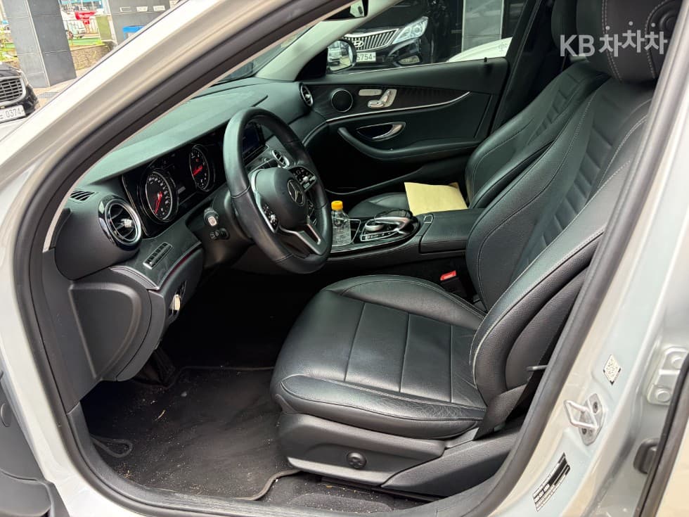 Mercedes-Benz E-Class (W213)E220d Avantgarde - 4