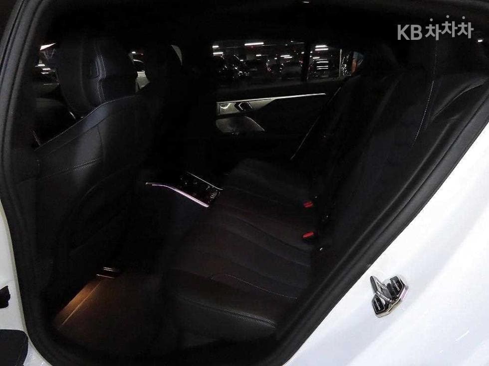 BMW 8시리즈 (G15)M850i xDrive Gran Coupe Стандартен - 7