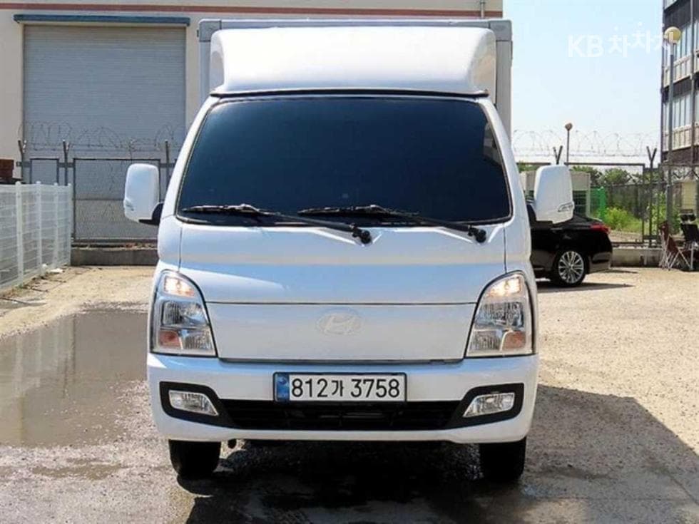 Hyundai Porter 2LPG Box Truck Extra Long Super Cab ModernPlus