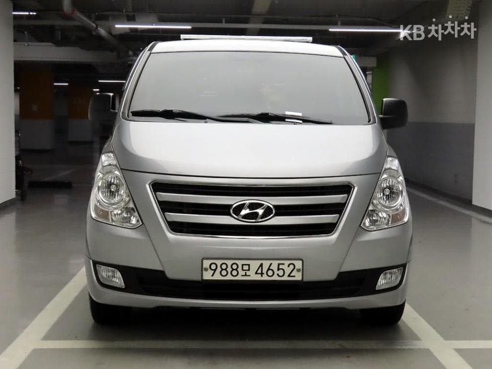 Hyundai Grand Starex5-seater Van Smart
