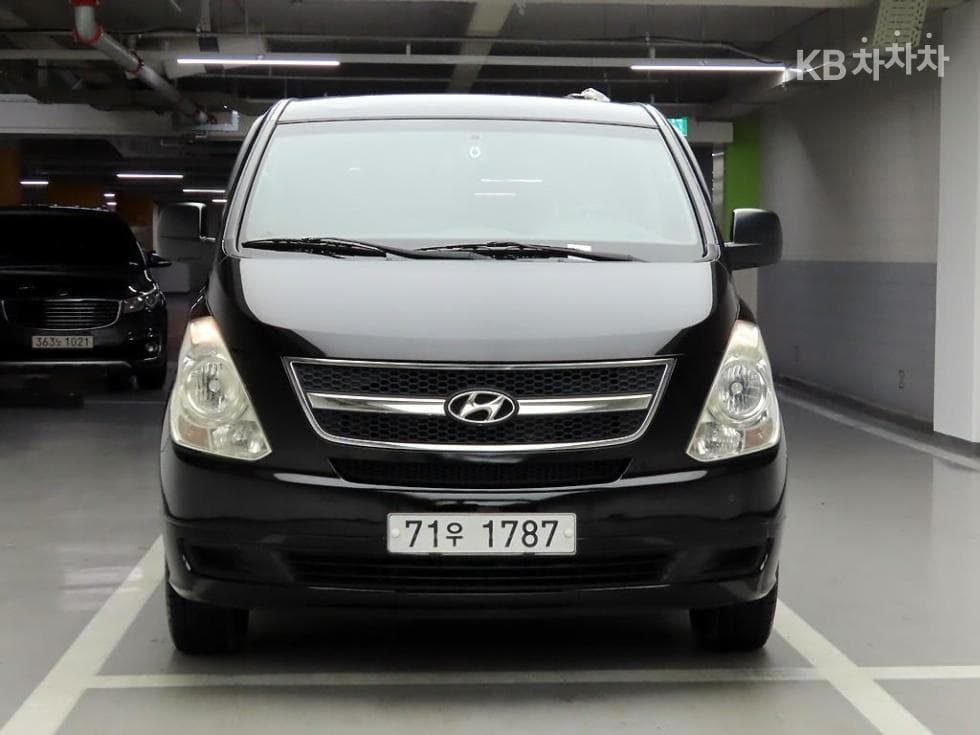 Hyundai Grand Starex12-seater Wagon CVX Luxury